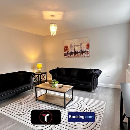 Spacious 4 Bedroom By Tara Stays Short Lets & Serviced Accommodation Aldershot With Free Wifi & Garden 외부 사진