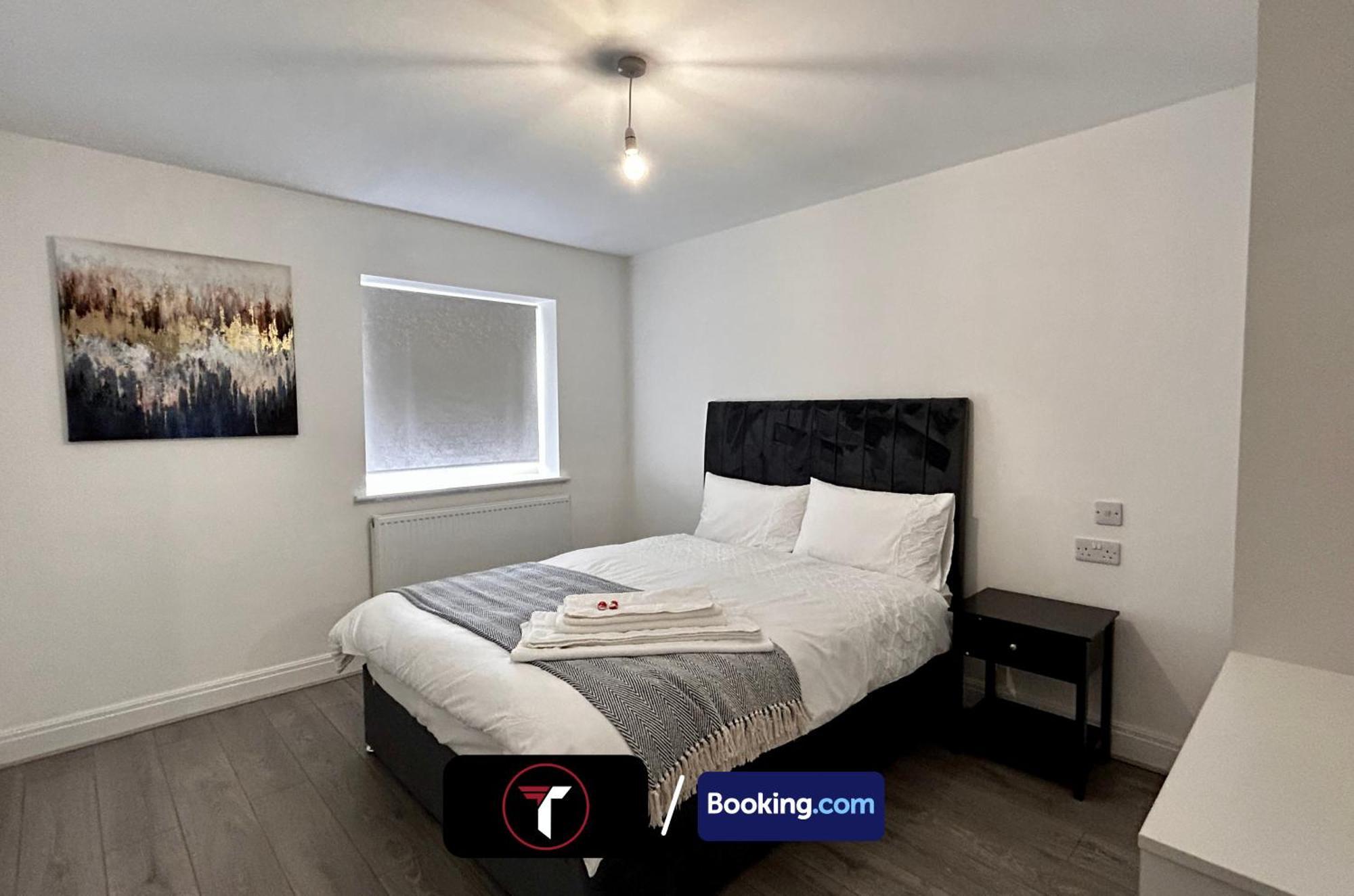 Spacious 4 Bedroom By Tara Stays Short Lets & Serviced Accommodation Aldershot With Free Wifi & Garden 외부 사진