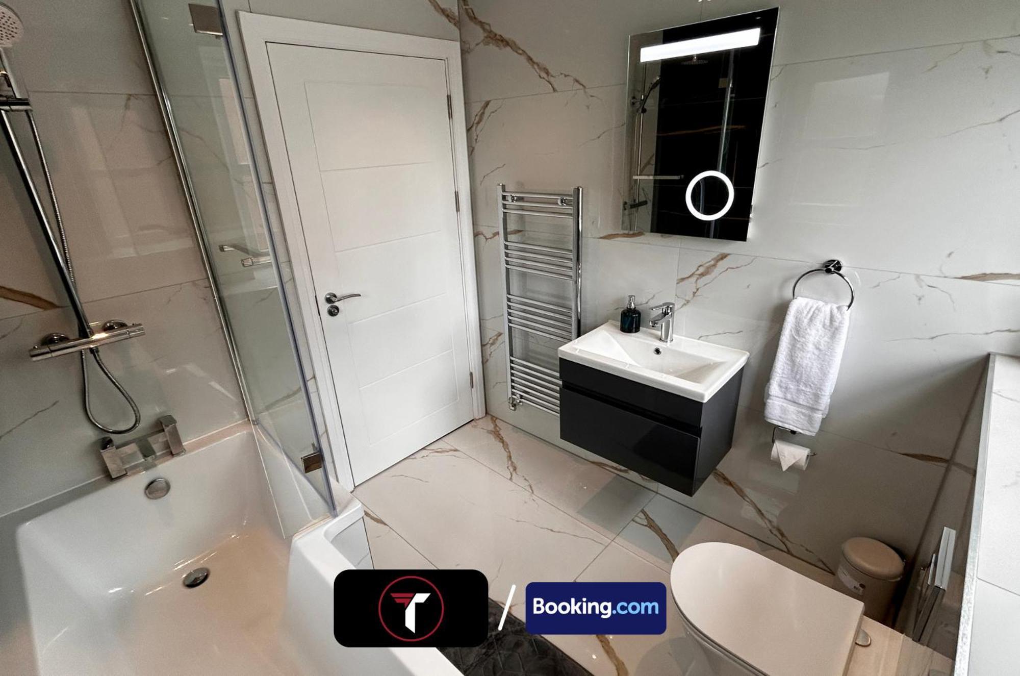Spacious 4 Bedroom By Tara Stays Short Lets & Serviced Accommodation Aldershot With Free Wifi & Garden 외부 사진