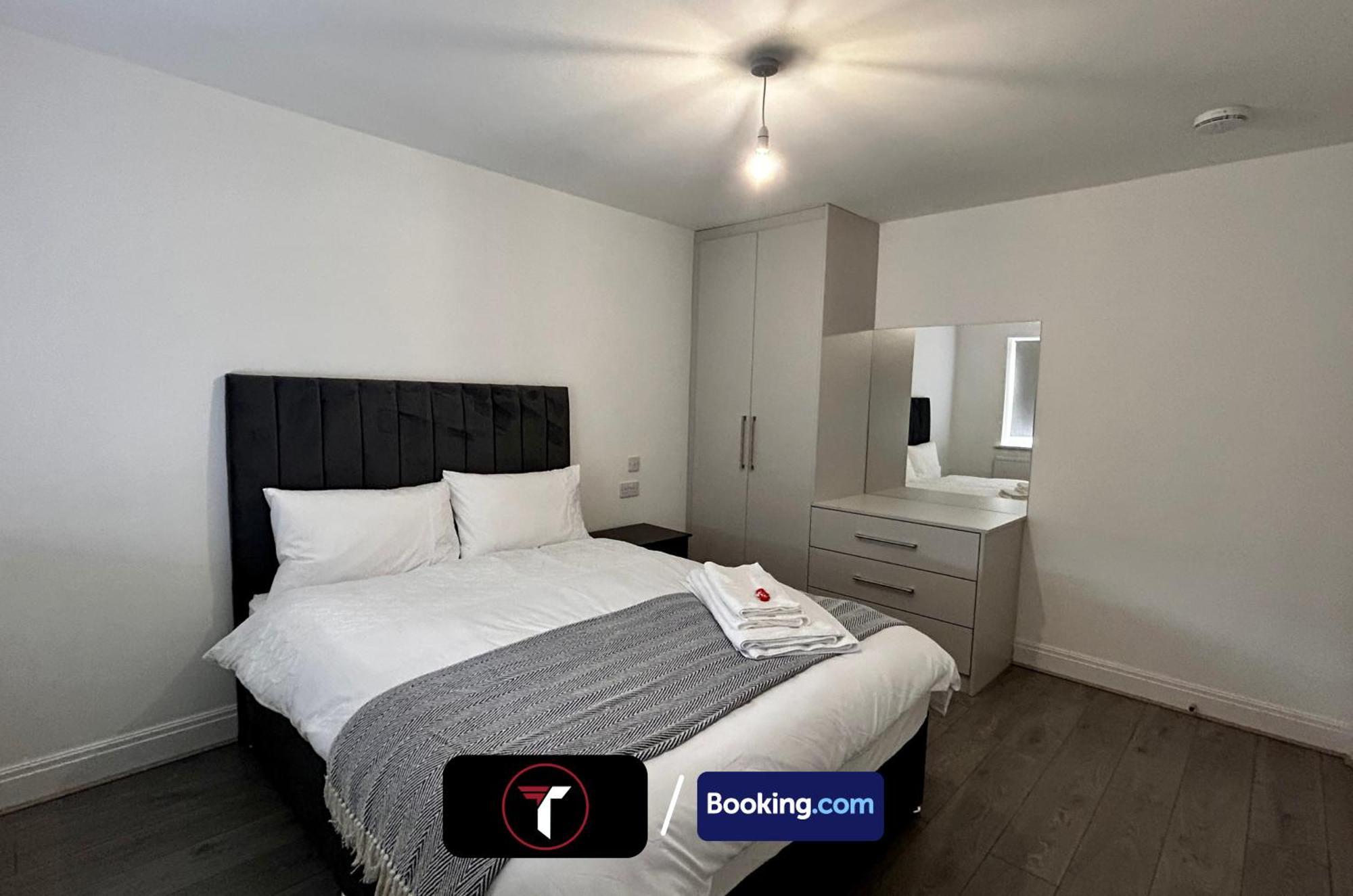 Spacious 4 Bedroom By Tara Stays Short Lets & Serviced Accommodation Aldershot With Free Wifi & Garden 외부 사진