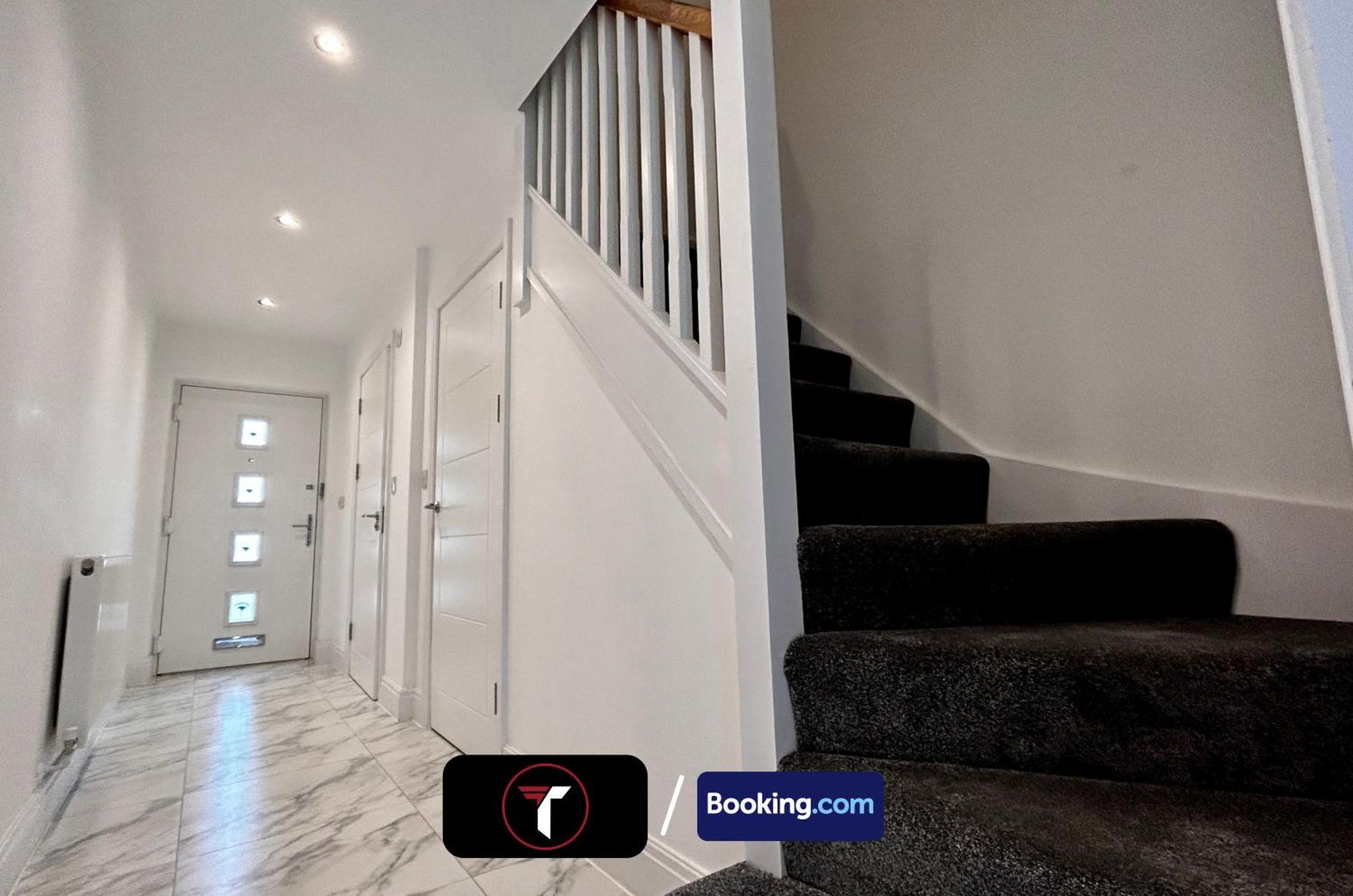 Spacious 4 Bedroom By Tara Stays Short Lets & Serviced Accommodation Aldershot With Free Wifi & Garden 외부 사진
