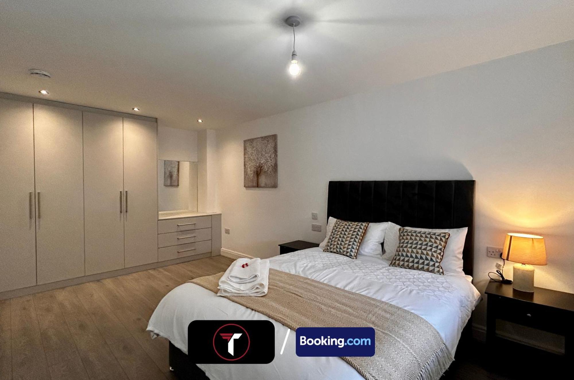 Spacious 4 Bedroom By Tara Stays Short Lets & Serviced Accommodation Aldershot With Free Wifi & Garden 외부 사진
